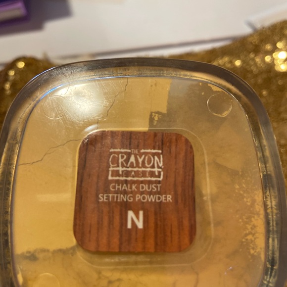 Crayon Case Chalk Dust Setting Powder - Picture 2 of 5